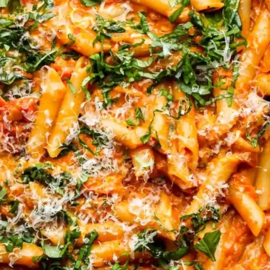 Easy One-Pot Creamy Tomato and Spinach Pasta