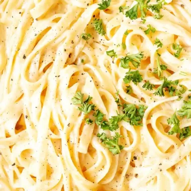 Fast 15-Minute Creamy Fettuccine Alfredo