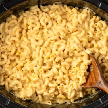 Creamy Slow Cooker Velveeta Macaroni and Cheese
