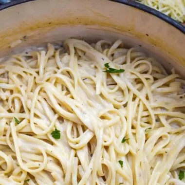 One Pot Creamy Garlic Parmesan Pasta