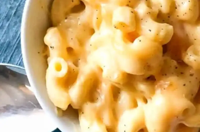 Creamy Slow Cooker Cheddar Macaroni and Cheese