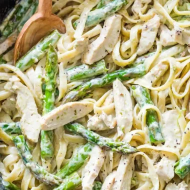 Creamy Chicken Pesto Pasta with Asparagus