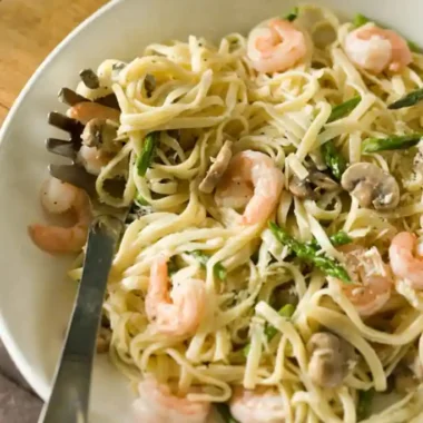 Creamy Fettuccine Alfredo with Shrimp, Asparagus and Mushrooms
