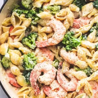Creamy Shrimp and Broccoli Alfredo Pasta