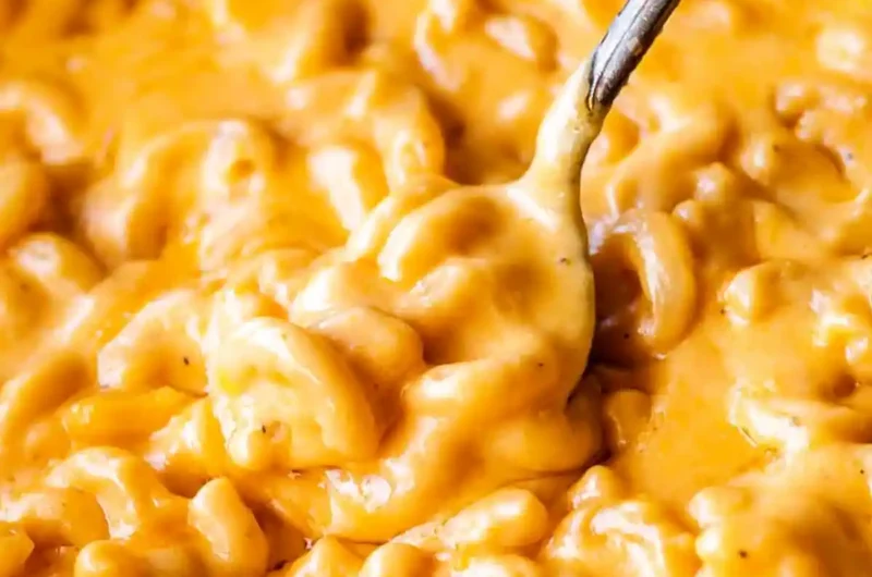 Slow Cooker Creamy Macaroni and Cheese