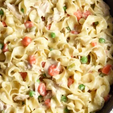 Creamy Chicken Pot Pie Noodle Skillet